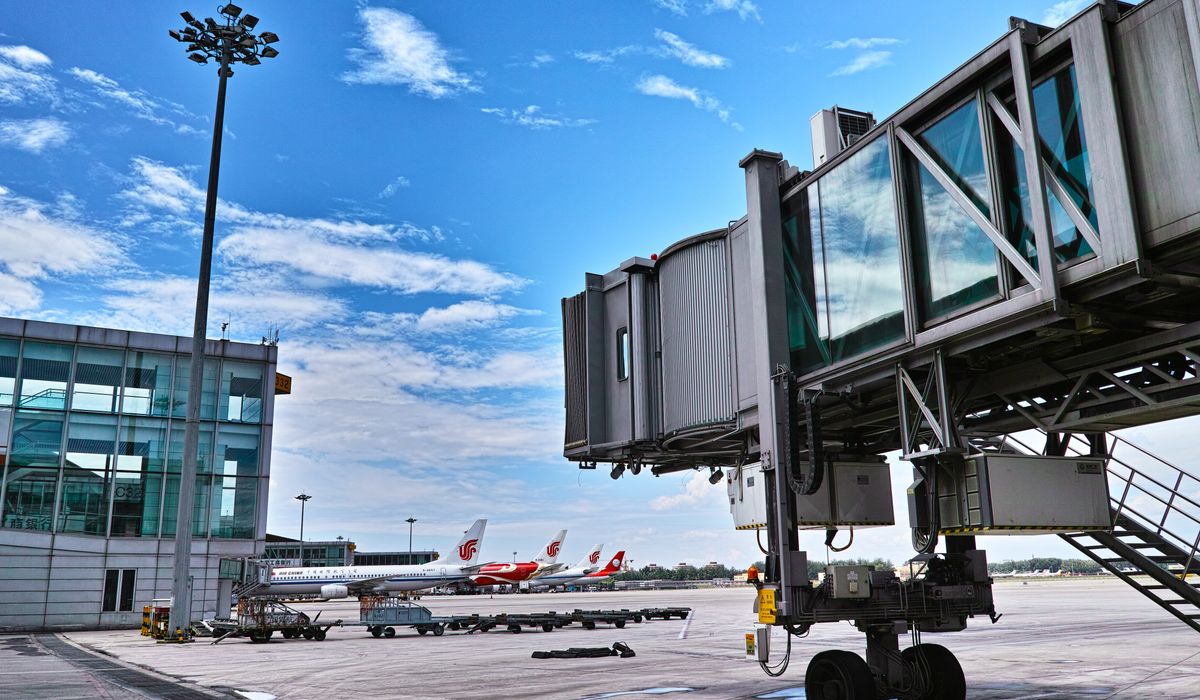 Choosing Between Saloon and MPV for Group Airport Travel